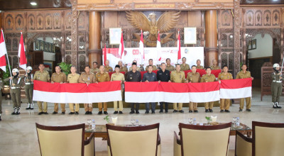 Pemkab Tulungagung Bagikan Bendera Merah Putih