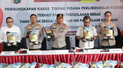 Polisi Gerebek Gudang Beras Premium Oplosan di Sidoarjo, Produksi 14 Ton Sehari