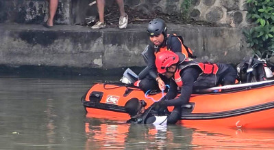 Tim SAR Gabungan Sisir Sungai Jagir Cari Korban Tenggelam