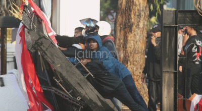 Diamnya Pemerintah Daerah dan Polri, Alasan Dibalik Kericuhan Demo di Surabaya