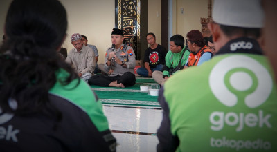 Komunitas Driver Ojol dan Polres Gresik Gelar Salat Gaib untuk Affan Kurniawan