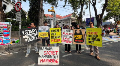 Selamatkan Mangrove Surabaya, Ecoton Ajak Warga Lawan Sampah Plastik!