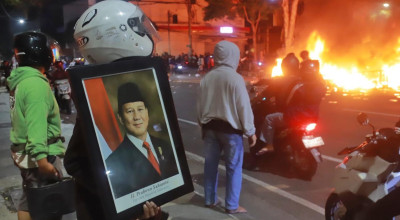 Polsek Tegalsari Surabaya Dibakar, Foto Prabowo Justru Diamankan Massa Aksi