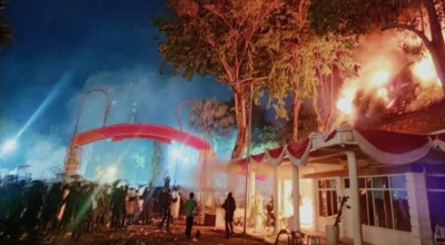 Mencekam! Grahadi Surabaya Terbakar, Massa Jarah Barang Berharga