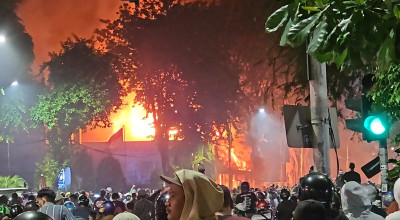 Breaking News: Gedung Negara Grahadi Surabaya Dibakar Massa