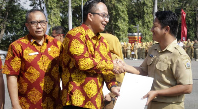 Wabup Gresik Asluchul Alif Serahkan SK Pengangkatan 562 PPPK