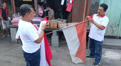 Bakesbangpol dan PWI Tulungagung Bagikan Bendera Merah Putih Untuk Masyarakat