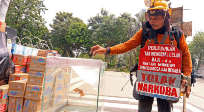 FOTO: Suasana Posko Rakyat Jawa Timur Menggugat di Taman Apsari Surabaya