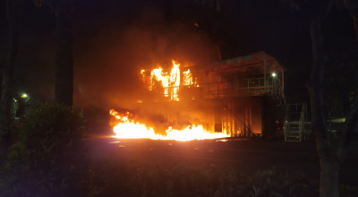 Malam Makin Mencekam, Demonstran Bakar Sejumlah Pos Polisi di Surabaya