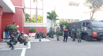 Gedung DPRD Surabaya Dijaga Baret Ungu