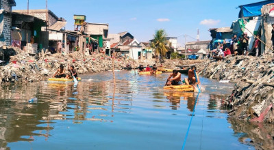 Foto: Mendayung Belahan Sampah Sungai Kalianak Surabaya