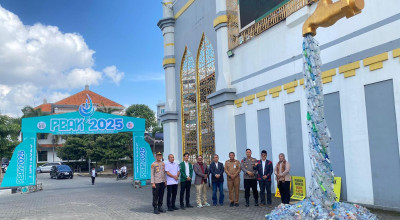 UIN Tulungagung Pajang Instalasi Kran Plastik, Ingatkan Bahaya Sampah Plastik