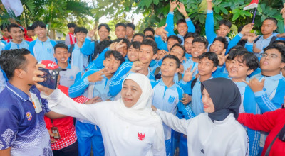 Jalan Sehat Bersama Murid-Guru di Kediri, Gubernur Khofifah Bagikan Hadiah Umroh