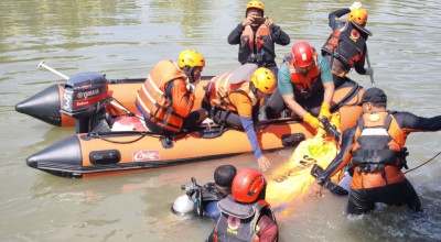 Pencarian di Sungai Jagir, Tim SAR Surabaya Berhasil Temukan Korban Tenggelam