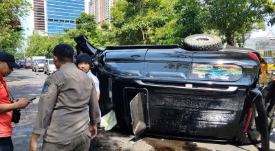 Mobil Land Cruiser M 88 Terbalik di Ahmad Yani Surabaya, Pengemudi Terluka