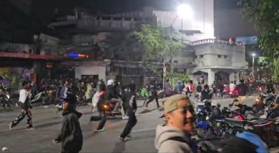 Polrestabes Bubarkan Demonstran di Depan Gedung Grahadi