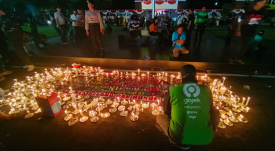 Ojol Surabaya Aksi Lilin, Kenang Rekan yang Tewas