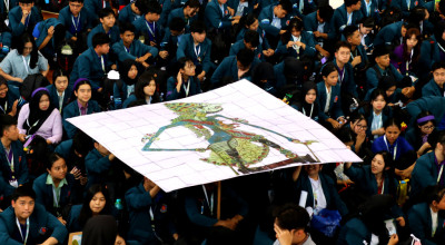 Orientasi Unik di Ubaya, Mahasiswa Baru Susun Puzzle Wayang Raksasa