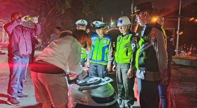 Polisi Hentikan Pengendara Mabuk saat Operasi Gabungan di Kediri