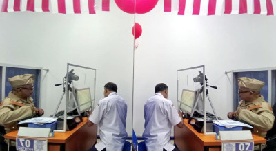 Petugas Satpas SIM Colombo Surabaya Berkostum Pejuang, Semangati Pemohon SIM