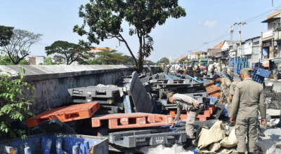 Optimalkan Pelebaran Jalan, Satpol PP Surabaya Kembali Tata Bantaran Sungai Kali Tebu