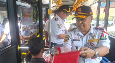 Dishub Jatim Gencar Bagikan Bendera Merah Putih pada Penumpang Bus