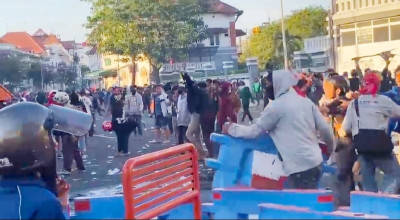 Teriakan Penyusup Menyeruak Ditengah Aksi Mahasiswa di Polrestabes Surabaya