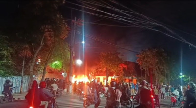 Usai Gedung Grahadi, Demonstran Bakar Polsek Tegalsari Surabaya