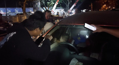 Balita Di Lamongan Terkunci Dalam Mobil, Evakuasi Berjalan Dramatis