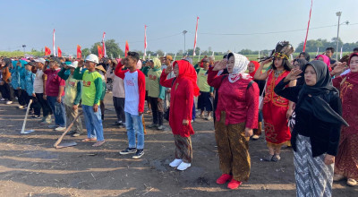 Ketika Petani, Emak-emak hingga Pesilat Ikuti Upacara 17 Agustus di Omah Sawah Kediri