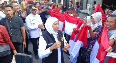 Khofifah Bagikan Bansos di Tulungagung senilai Rp6,1 M