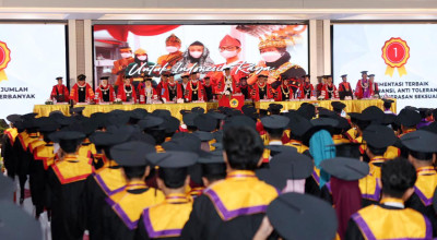 Untag Surabaya Kukuhkan 1.654 Patriot Intelektual di Tengah Duka Bangsa