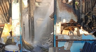 Warung Makan Mak Ti di Belakang UINSA Surabaya Terbakar
