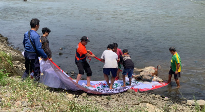 Disnakeswan Tulungagung Bakar Bangkai Sapi yang Ditemukan di Sungai Brantas