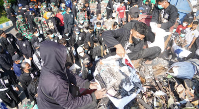 Warga Bersihkan Kantor Pemkab Kediri, Mas Dhito: Kita Bersama Jaga Rumah Rakyat