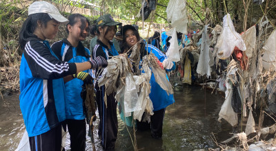 Peringati Hari Keadilan Ekologi, Siswa di Kediri Bersihkan Sungai
