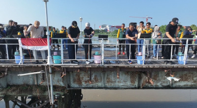 Mbak Vinanda dan Gus Qowim Tuang Eco Enzym ke Sungai Brantas, Apa Itu?