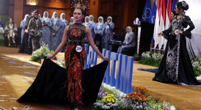 Foto: Parade Fashion DPC IWAPI Meriahkan Pembukaan Rakerda IV DPD IWAPI Jatim