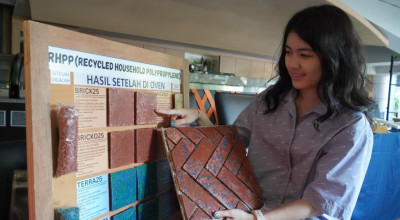 Wisudawan PCU Surabaya Sulap Limbah Jadi Interior Estetik