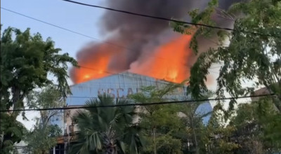 Bangunan Eks Bioskop Oscar di Surabaya Terbakar