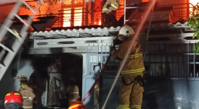 Kebakaran Hanguskan Rumah Dua Lantai di Lebak Arum Surabaya