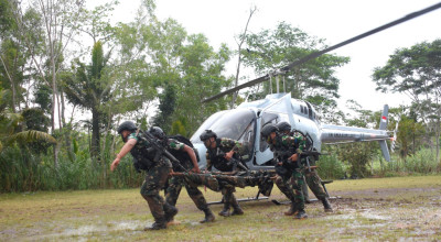 Detik-Detik Menegangkan, Marinir Evakuasi Prajurit Tertembak di Malang Selatan