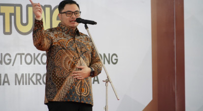 Mas Dhito Beri Bantuan Modal Usaha Ratusan Guru Non ASN di Kediri