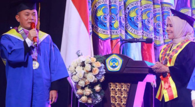 Wamen HAM Mugiyanto Raih Gelar Magister di Unitomo