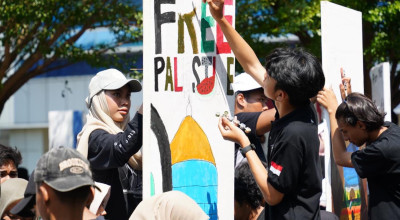 Ribuan Mahasiswa UM Surabaya Lukis Pesan Damai di Hari Perdamaian Dunia