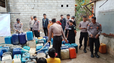 Atasi Krisis, Polres Pasuruan dan PMII Kirim Air Bersih ke Desa Karangjati