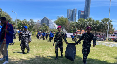 Prajurit Marinir Bersihkan Gedung Grahadi Pasca Demo