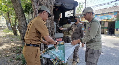Satpol PP Lamongan Tertibkan Ratusan Reklame Liar di Jalur Vital