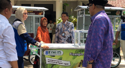 Penjual Jus Buah Surabaya Kini Lebih Keren dengan Rombong Baru