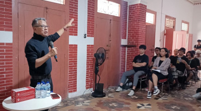 Puluhan Seniman Muda Ikuti Residensi di Kampung Kemasan Gresik